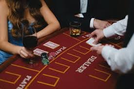 Antarmuka aplikasi mobile batara 888 menampilkan menu utama dengan permainan slot dan live casino