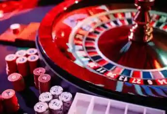 Antarmuka Poker Indonesia di batara 888 menampilkan kartu dan tombol taruhan